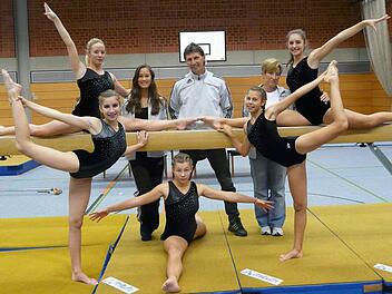 Die erfolgreiche Herzogenauracher Turnmannschaft mit (hinten von links) Anna Rehder, der verletzten Alicia Madlangbayan, Trainer Peter Müller, Trainerin Gunda Schäfer und Miriam Müller sowie (vorne von links) Franziska Jauernig, Rica Eckstein und Clara Müller.