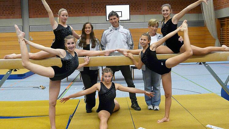 Die erfolgreiche Herzogenauracher Turnmannschaft mit (hinten von links) Anna Rehder, der verletzten Alicia Madlangbayan, Trainer Peter Müller, Trainerin Gunda Schäfer und Miriam Müller sowie (vorne von links) Franziska Jauernig, Rica Eckstein und Clara Müller.