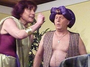 Mit fantasievollen Kostümen bot das Fidelia-Theater auch was fürs Auge: Gudrun Pfister und Armin Greubel als Ehepaar Holzapfel. Foto: privat