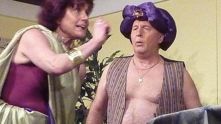 Mit fantasievollen Kostümen bot das Fidelia-Theater auch was fürs Auge: Gudrun Pfister und Armin Greubel als Ehepaar Holzapfel. Foto: privat