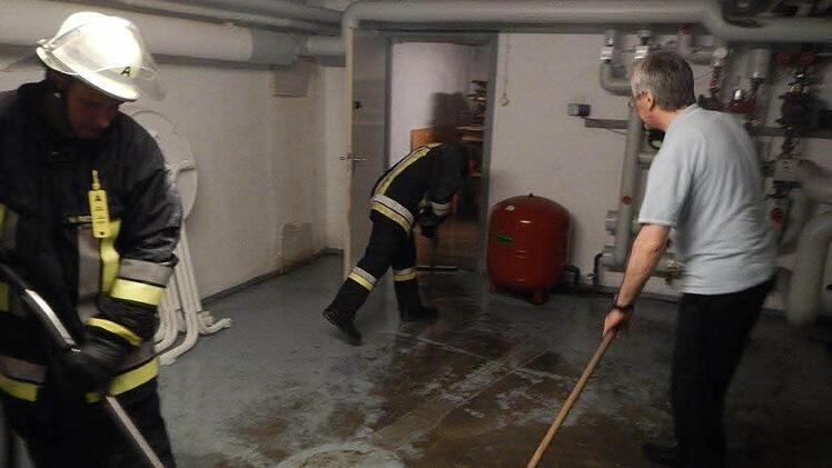 Pfarrer Peter Barthelme (rechts) im EinsatzFoto: Feuerwehr