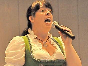 Heidi Hedtmann weiß, wie sie ihre Zuhörer begeistern kann. Mit 732 Liedern hat sie ein breit gefächertes Repertoire.  Foto: Peter Klopf