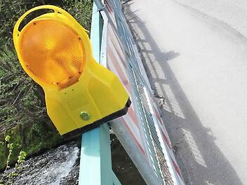 Mit Absperrungen ist das marode Geländer der Gundelsdorfer Brücke einstweilen abgesichert. Auf Dauer muss das Bauwerk allerdings grundlegend saniert werden. Foto: Marco Meißner