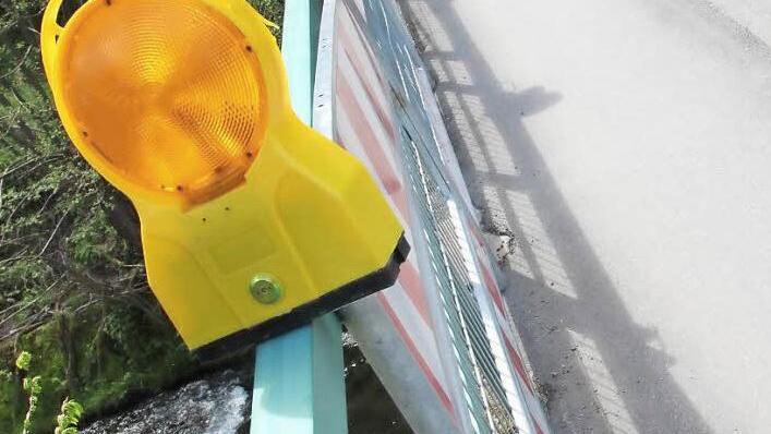 Mit Absperrungen ist das marode Geländer der Gundelsdorfer Brücke einstweilen abgesichert. Auf Dauer muss das Bauwerk allerdings grundlegend saniert werden. Foto: Marco Meißner