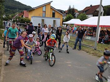 Ein sprtlicher Start in Leutenbach  Foto: Franz Galster