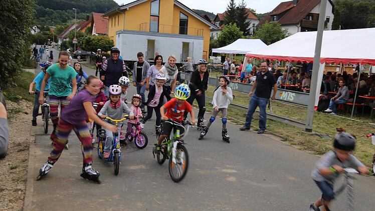 Ein sprtlicher Start in Leutenbach  Foto: Franz Galster