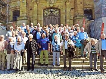 Gleich nach der Ankunft versammelten sich die Senioren auf den Stufen der Basilika zu einem Gruppenfoto. Foto: Werner Schie&szlig;er