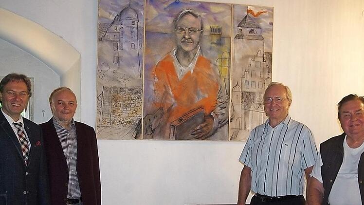 Von links: Landrat Klaus Löffler, Bernd Graf sowie Heinz Köhler freuen sich über das von Horst Böhm gemalte Abbild des Alt-Landrats.  Foto: Heike Schülein