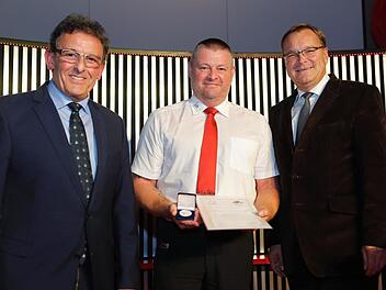 Preisträger Uwe Smola (Mitte) mit OB Andreas Starke (r.) und Mohamed Hédi Addala, Vorsitzender des MIB Fotos: Matthias Hoch