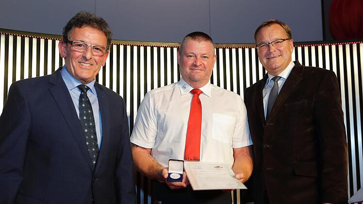 Preisträger Uwe Smola (Mitte) mit OB Andreas Starke (r.) und Mohamed Hédi Addala, Vorsitzender des MIB Fotos: Matthias Hoch