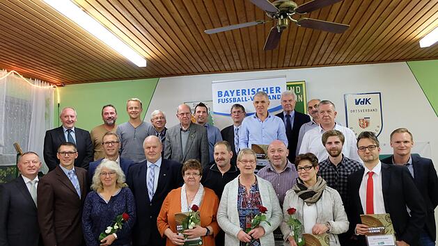 Gruppenfoto mit allen Geehrten und Funktion&auml;ren beim Ehrenabend in Oerlenbach.Philipp Bauernschubert
