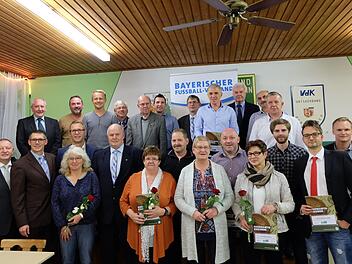 Gruppenfoto mit allen Geehrten und Funktionären beim Ehrenabend in Oerlenbach.Philipp Bauernschubert