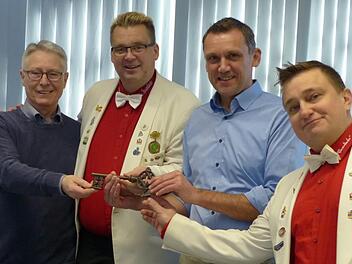 Torsten Ott (2. v. l.) und Thomas Semmelroth (r.) gaben den Rathausschlüssel an Dritten Bürgermeister Hans Götz (l.) und an Ludwig Wahl zurück. Foto: Pauline Lindner