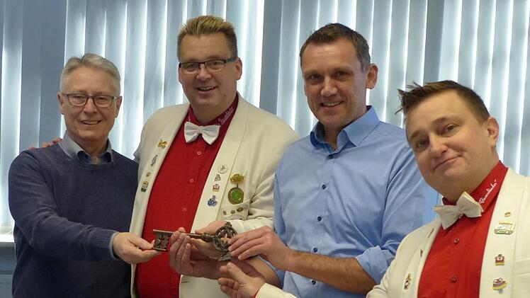 Torsten Ott (2. v. l.) und Thomas Semmelroth (r.) gaben den Rathausschlüssel an Dritten Bürgermeister Hans Götz (l.) und an Ludwig Wahl zurück. Foto: Pauline Lindner