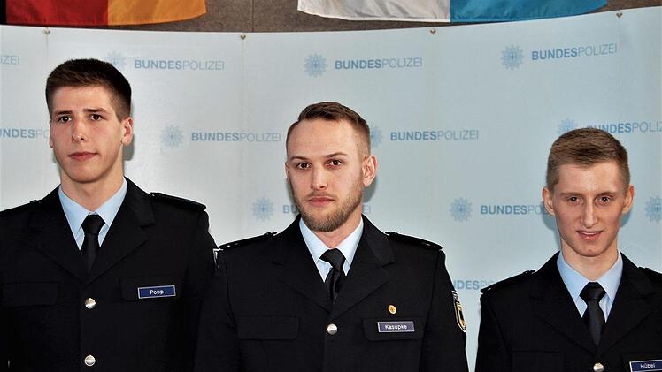 Die drei Besten des Lehrgangs waren (von links) Michael Popp, Christopher Kasupke und Lukas Hübel. Foto: Sigismund von Dobschütz