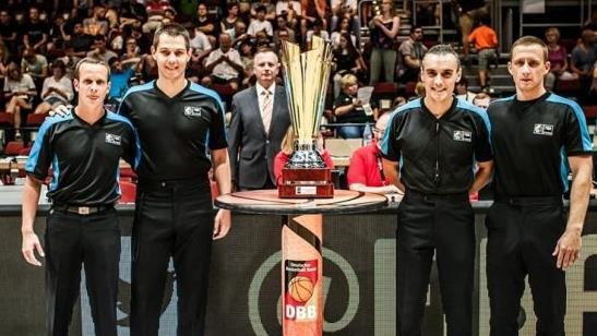 Die deutsche Beteiligung im Finale der EM bestand in Schiedsrichter Carsten Straube (Zweiter von links), der sich die Nominierung mit guten Leistungen im Turnier verdient hatte. Foto: Fiba-Europe