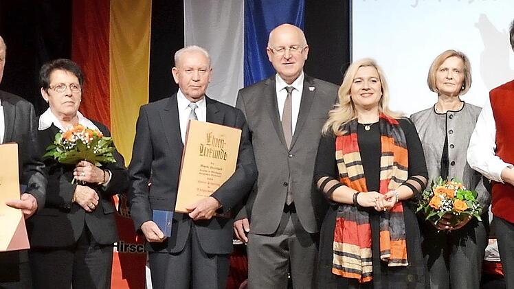 Die drei neuen Bürgermedaillenträger des Marktes Hirschaid mit ihren Ehefrauen und den Laudatoren Foto: Andrea Spörlein