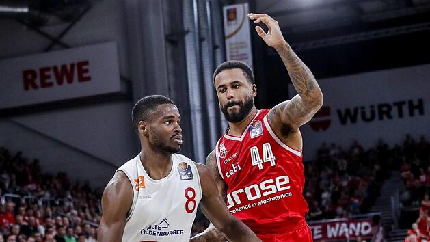Vechtas Josh Young (links) gl&auml;nzte am Mittwoch in der Champions League beim 79:72-Sieg &uuml;ber Antwerpen mit 25 Punkten. Hier steht der Aufbauspieler Bryce Taylor gegen&uuml;ber. Der Bamberger Fl&uuml;gelspieler zeigte im Gegensatz zu seinen Teamkollegen zuletzt ansteigende Form. Foto: Daniel L&ouml;b