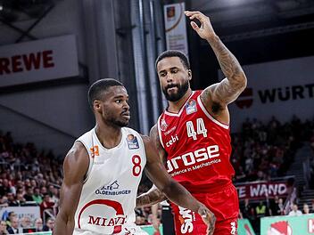 Vechtas Josh Young (links) glänzte am Mittwoch in der Champions League beim 79:72-Sieg über Antwerpen mit 25 Punkten. Hier steht der Aufbauspieler Bryce Taylor gegenüber. Der Bamberger Flügelspieler zeigte im Gegensatz zu seinen Teamkollegen zuletzt ansteigende Form. Foto: Daniel Löb