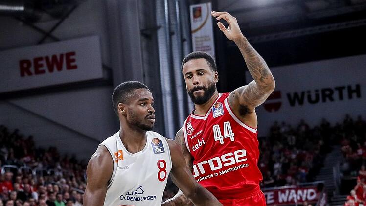 Vechtas Josh Young (links) glänzte am Mittwoch in der Champions League beim 79:72-Sieg über Antwerpen mit 25 Punkten. Hier steht der Aufbauspieler Bryce Taylor gegenüber. Der Bamberger Flügelspieler zeigte im Gegensatz zu seinen Teamkollegen zuletzt ansteigende Form. Foto: Daniel Löb