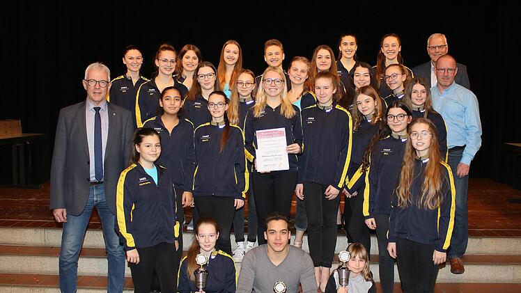 Haßfurts Sportler des Jahres 2019 wurden (vorne von rechts) zwei Schwimmer: die neunjährige Anna Hofmann und ihr zehn Jahre älterer Teamkollege Jonathan Bischoff (beide SC Haßberge). Als beste Mannschaft wählte die Jury die Ballettschule "On Point" (Leistungsklassen zwei und drei). Bürgermeister Günther Werner (links), Stefan Göb von der Stadt Haßfurt sowie Sportredakteur Matthias Lewin (hinten rechts) gratulierten den Gewinnern.