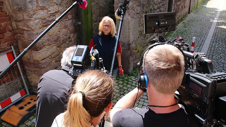 Teams von Sat1 und RTL filmten Elisabeth Assmann.