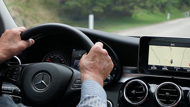 Die Fahrtauglichkeit von Senioren kann mit dem Alter abnehmen.