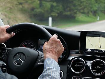 Die Fahrtauglichkeit von Senioren kann mit dem Alter abnehmen.