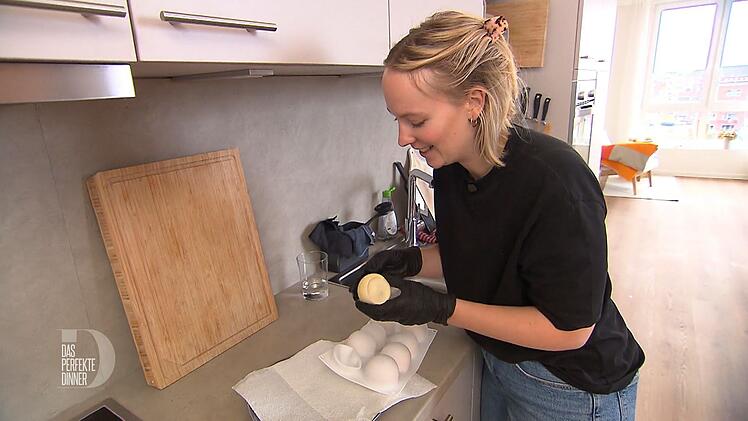 Geschichtetes Tiramisu w&auml;re Radost zu einfach, deshalb macht sie daraus elegante Kugeln.