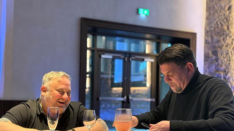 Tim M&auml;lzer l&auml;sst sich von Matthias Diether (l.) bei der Verkostung der veganen Blutwurst nicht in die Karten schauen.