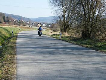 Die Straße von Niedermirsberg nach Rüssenbach - im Hintergrund die letzten Häuser von Rüssenbach - soll keine Kreisstraße werden.