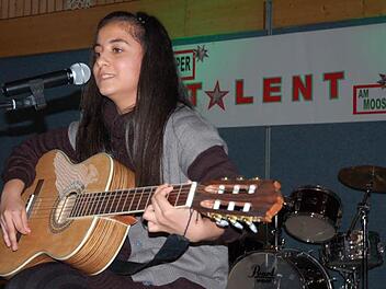 Ntergia Recepoglou ist das Supertalent der Mittelschule am Moos und vertritt ihre Schule beim Kreisentscheid in Bad Rodach.  Fotos: Rainer Lutz