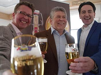 Ein Prost auf die Auszeichnung: Matthias Kliemt (links) und Frank Winkel (rechts) vom ProBier-Club aus Lünen stießen mit Franken-Bräu-Braumeister Edgar Schönmüller in Neundorf an. Foto: Marco Meißner