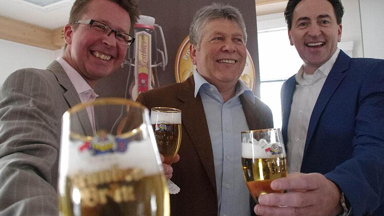 Ein Prost auf die Auszeichnung: Matthias Kliemt (links) und Frank Winkel (rechts) vom ProBier-Club aus Lünen stießen mit Franken-Bräu-Braumeister Edgar Schönmüller in Neundorf an. Foto: Marco Meißner