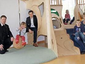 Pfarrer Steffel (l.) und Bürgermeister Gunselmann (3.v.l.) schauen sich in der neugestalteten Krippe um.  Foto: Mathias Erlwein