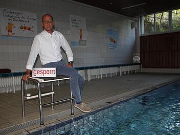 Wildfleckens Bürgermeister Gerd Kleinhenz am Beckenrand des Hallenbades. Wann das Schild "gesperrt" auftaucht, dürfte nur eine Frage der Zeit sein. Denn der Zahn der Zeit nagt am Schwimmbad unaufhörlich. Foto: Ulrike Müller