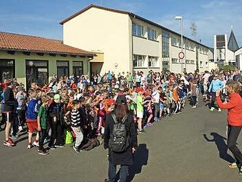 Zum 4. Mal richtete die Grund- und Mittelschule Oerlenbach einen Sponsorenlauf aus. Auf unserem Foto ist das Aufwärmen mit Rektorin Sonja Then (rechts) zu sehen. Foto: Stefan Geiger