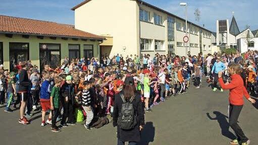 Zum 4. Mal richtete die Grund- und Mittelschule Oerlenbach einen Sponsorenlauf aus. Auf unserem Foto ist das Aufwärmen mit Rektorin Sonja Then (rechts) zu sehen. Foto: Stefan Geiger