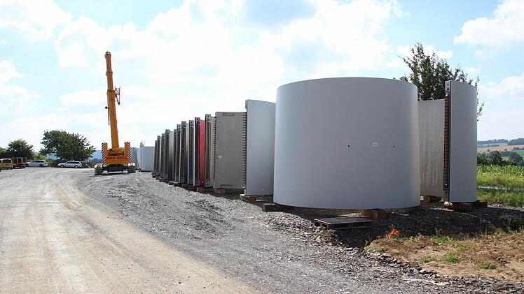 Die Betonfertigteile für Windrad 5 lagern am Fuße des Rainbergs. Foto: Friedwald Schedel