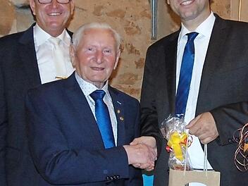 Walter Richter mit Sohn und Bürgermeister Heinz Richter sowie Landrat Hermann Ulm Foto: P. Malbrich
