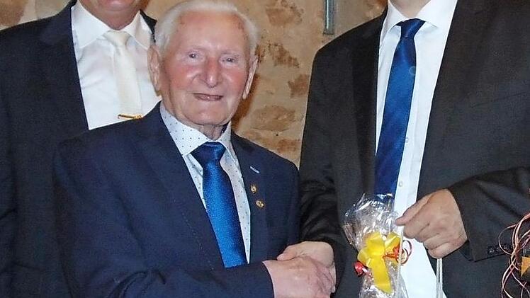 Walter Richter mit Sohn und Bürgermeister Heinz Richter sowie Landrat Hermann Ulm Foto: P. Malbrich