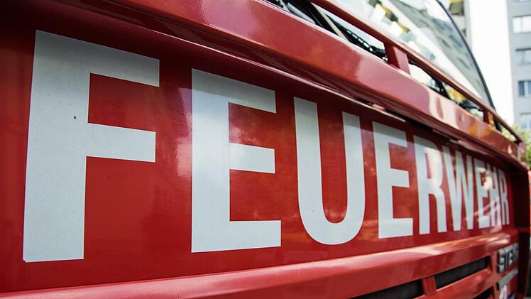 Die Feuerwehr musste einen mann befreien, der mit seinem Muldenkipper unter einer Brücke eingeklemmt war. Symbolbild: Archiv