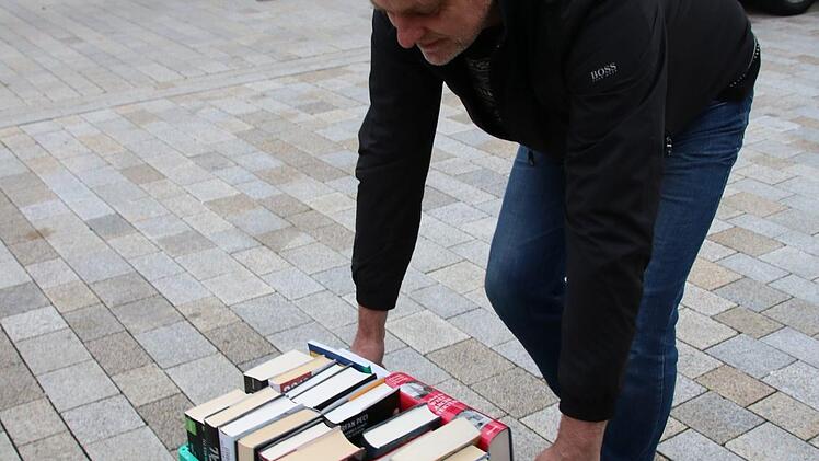 Hans-Jürgen Greve, von dem das Konzept der offenen Bücherschränke ist, bringt die Grundausstattung heran.