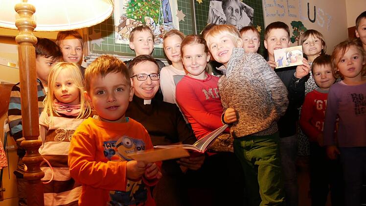 Die Kinder hatten mit Kaplan Dominik Syga viel Spaß beim  Vorleseabend. Jetzt kann Weihnachten kommen....... Foto: Manja von Nida