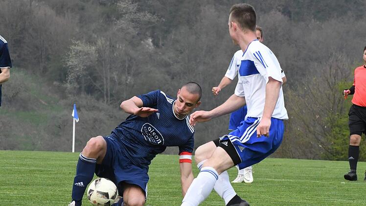 Szene aus dem Spiel des SV Aura (weißes Trikot) gegen die SG Oberleichtersbach/Modlos (5:1).Hopf
