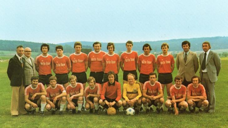 Unser Bild zeigt die Mannschaft des TSV Vestenbergsgreuth, die 1975 Meister der C-Klasse und 1976 Meister der B-Klasse im Bezirk Bamberg geworden ist: (stehend, von links) Ex-Trainer Hans Klever, Spielleiter Rudolf Fochler, Helmut Hack, Klaus Müller, Alfons Scharold, Hans Hack, Otto Neugebauer, Adolf Wedel, Albert Rippel, Roland Hack, Trainer Herbert Graf, Vorsitzender Gerhard Kilian und (knieend, von links) Albrecht Werner, Rudolf Lottes, Erich Lottes, Helmut Lottes, Klaus Waldera, Hermann G...