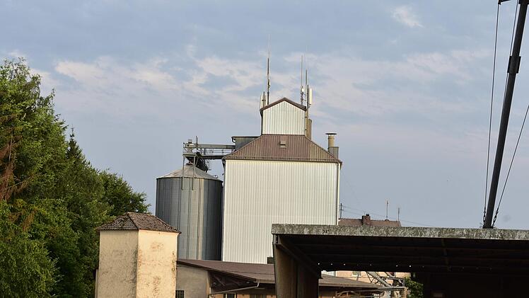 Auf der Lagerhalle sind bereits etliche Mobilfunkantennen montiert. Nun  sollen weitere dazukommen. Foto: Petra Malbrich