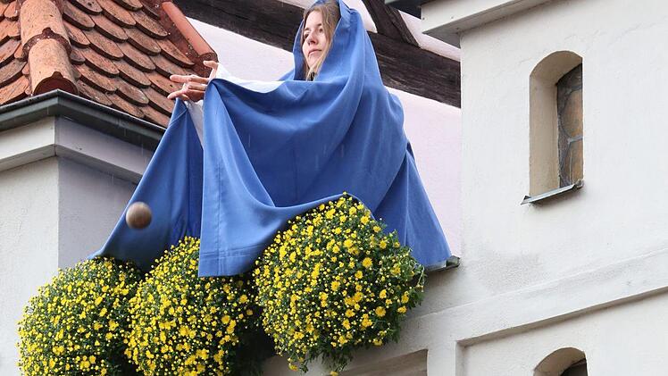 Die Schutzfrau fängt die Kugel auf.   Thomas Malz