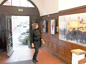 Statt eines überladenen Schaukastens strahlt jetzt ein Foto von der Veste im Eingangsbereich der Touristinformation. Foto: Christiane Lehmann