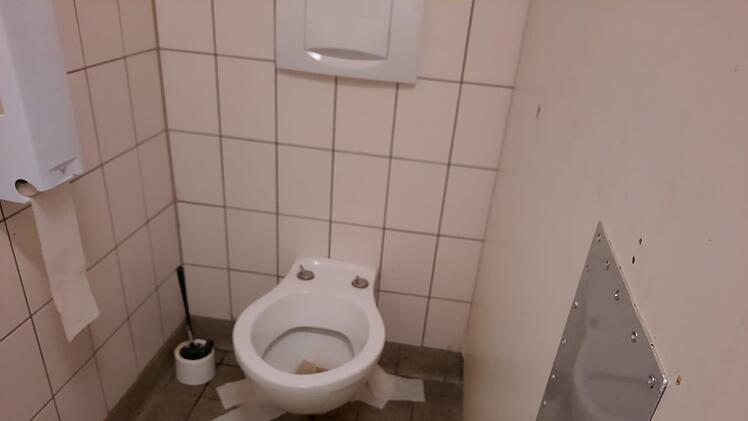 Bamberg: "Glory Hole" in öffentlicher Toilette entdeckt - Stadtwerke äußern sich zu Sex-Vorrichtung